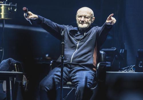  Phil Collins, una leyenda de la música británica. 