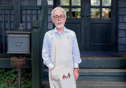 Foto de Hayao Miyazaki  frente a una casa con escaleras
