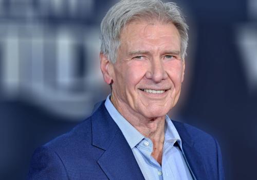 Harrison Ford sonriendo a la cámara. 