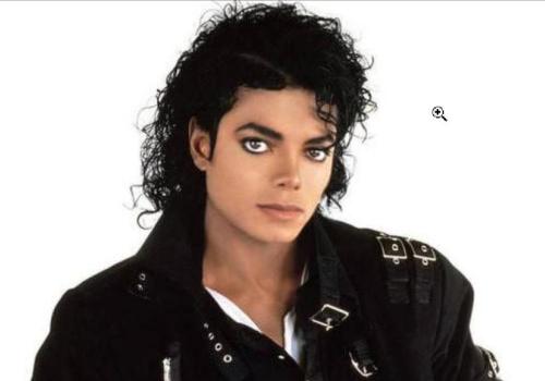 Michael Jackson con chaqueta negra