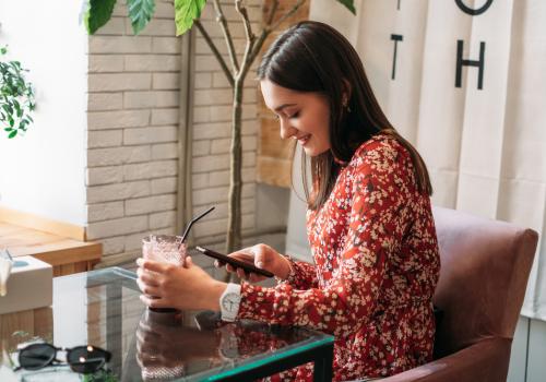 Mujer mirando el celular 