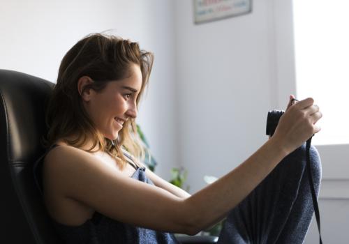 Fotografía de una mujer con una cámara