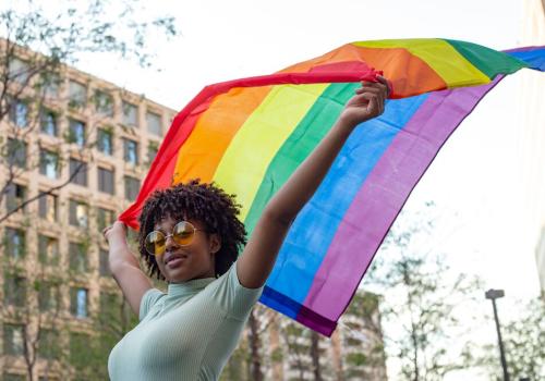 Mujer afro con bandera lgtbi+