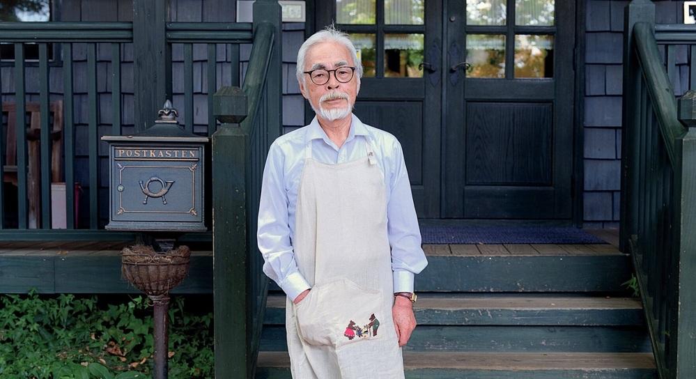 Foto de Hayao Miyazaki  frente a una casa con escaleras