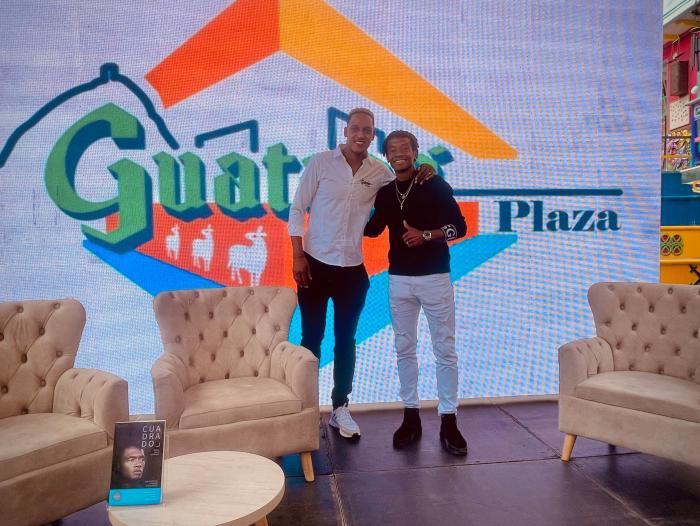 foto de dos hombres posando frente a la cámara