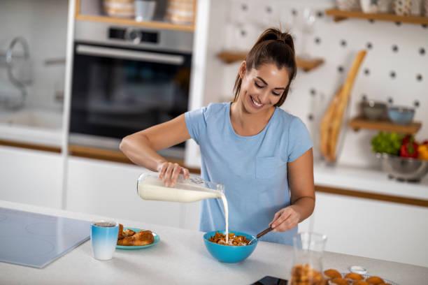 Mujer sirviendo el desayuno