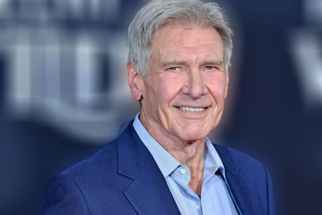 Harrison Ford sonriendo a la cámara. 