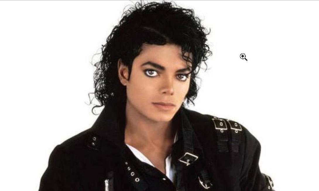 Michael Jackson con chaqueta negra