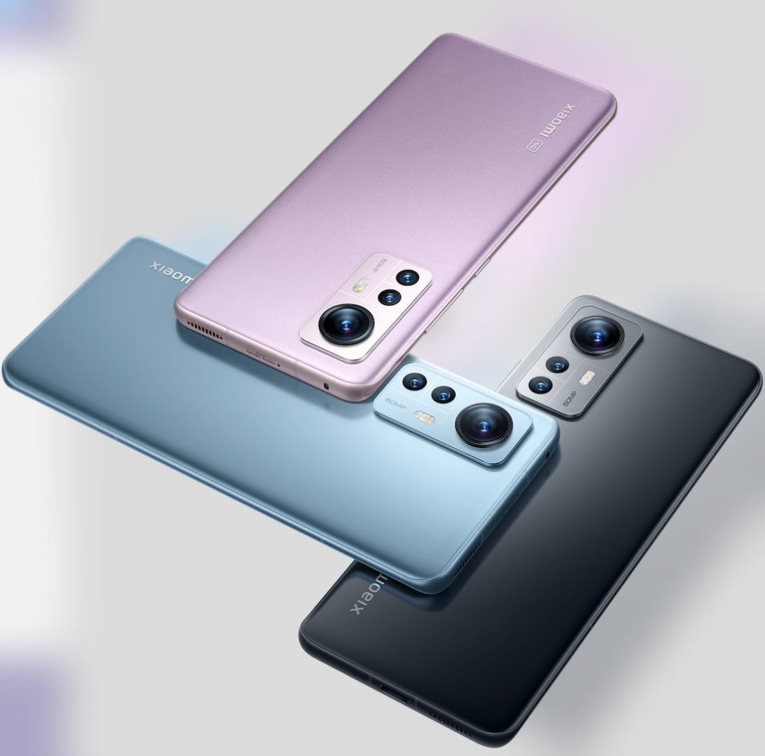 Foto del celular xiaomi 12 en color azul, negro y morado