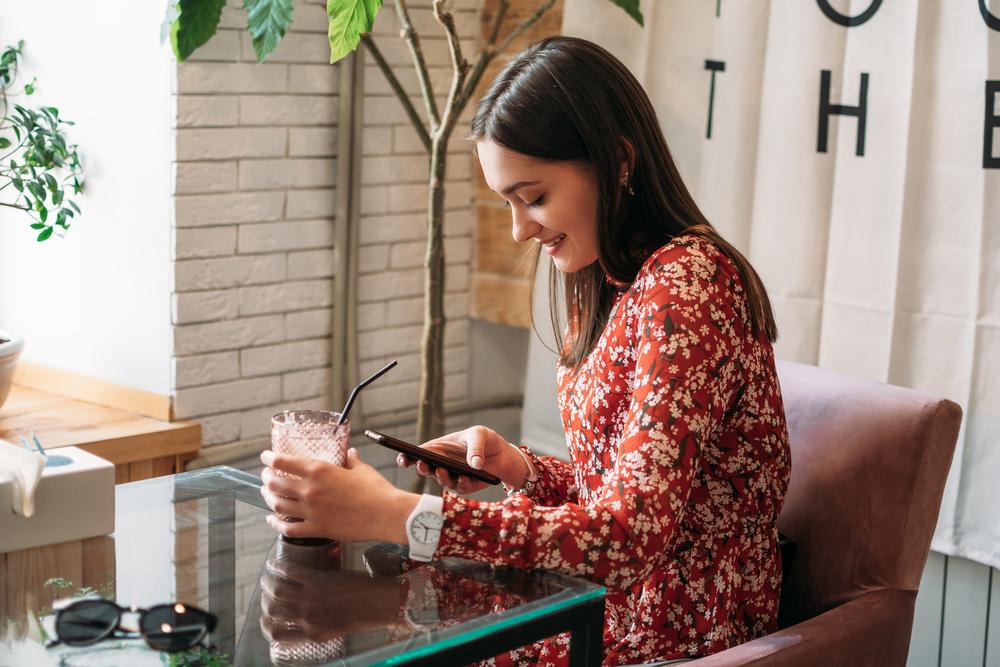 Mujer mirando el celular 