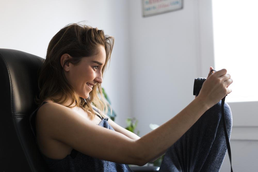 Fotografía de una mujer con una cámara