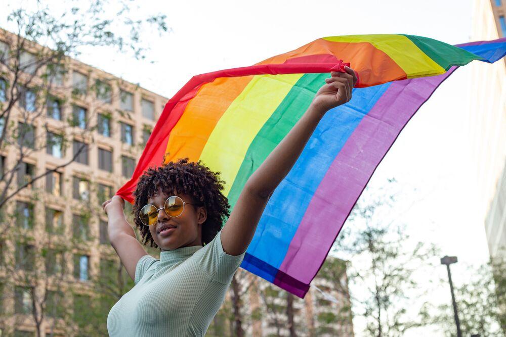 Mujer afro con bandera lgtbi+